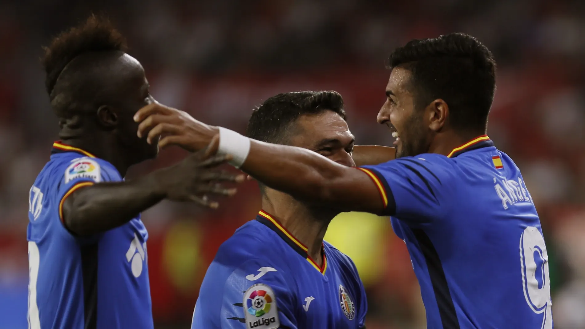 Los jugadores del Getafe celebran uno de los goles de Ángel Rodríguez contra el Sevilla Los jugadores del Getafe celebran uno de los goles de Ángel Rodríguez contra el Sevilla