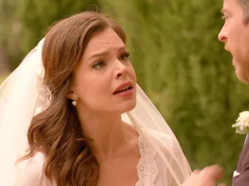 Un invitado sorpresa retrasa la boda para histeria de María Un invitado sorpresa retrasa la boda para histeria de María