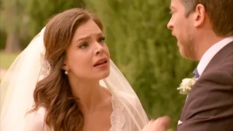 Un invitado sorpresa retrasa la boda para histeria de María Un invitado sorpresa retrasa la boda para histeria de María