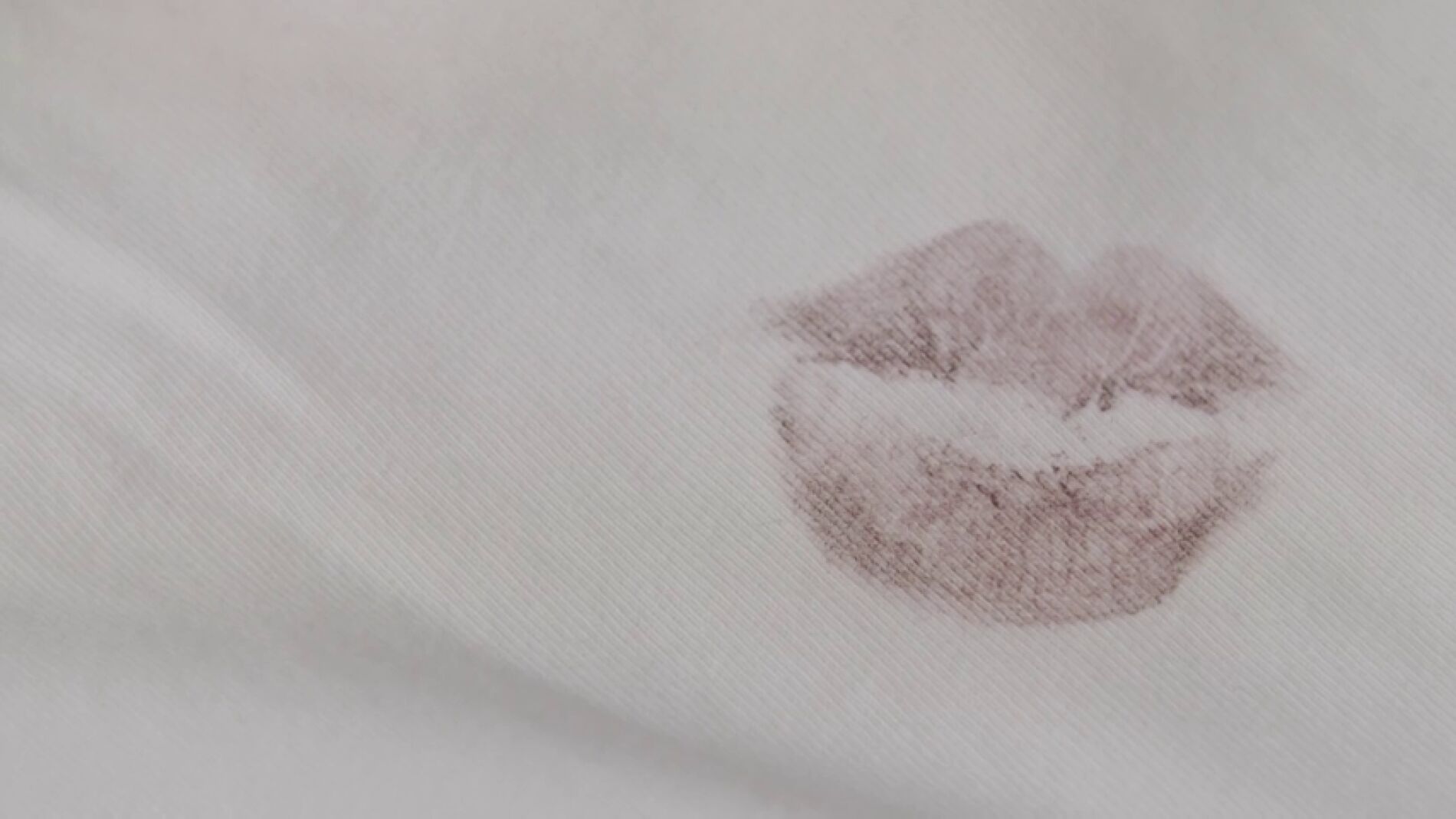 Remedios caseros para eliminar las manchas de pintalabios de la ropa