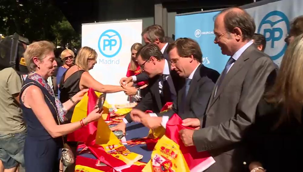 El PP reparte banderas de España para responder a los lazos amarillos