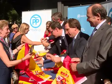 El PP reparte banderas de España para responder a los lazos amarillos El PP reparte banderas de España para responder a los lazos amarillos