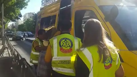 Evacúan un vagón de metro en Príncipe de Vergara tras estallarle un ordenador portátil a una joven Evacúan un vagón de metro en Príncipe de Vergara tras estallarle un ordenador portátil a una joven