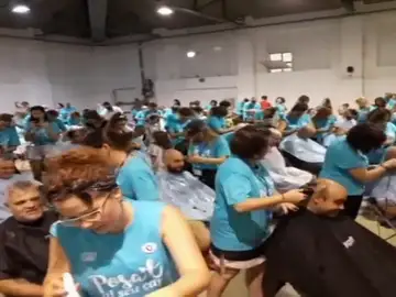 Cuatrocientas personas se rapan el pelo a la vez a favor del cáncer infantil Cuatrocientas personas se rapan el pelo a la vez a favor del cáncer infantil