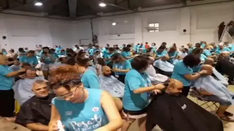 Cuatrocientas personas se rapan el pelo a la vez a favor del cáncer infantil Cuatrocientas personas se rapan el pelo a la vez a favor del cáncer infantil