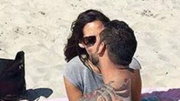 La extraña postura de unos amantes en la playa captada por Google Maps que enloquece a sus usuarios