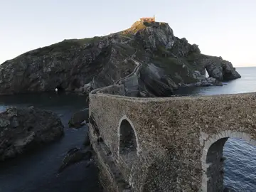 Viajamos a uno de los fantásticos escenarios de 'Presunto Culpable': San Juan de Gaztelugatxe Viajamos a uno de los fantásticos escenarios de 'Presunto Culpable': San Juan de Gaztelugatxe