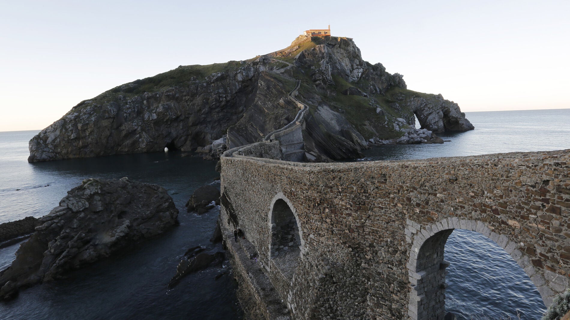 Viajamos a uno de los fant&aacute;sticos escenarios de 'Presunto Culpable': San Juan de Gaztelugatxe