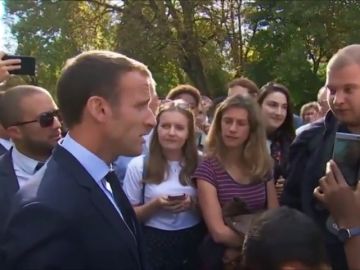 Macron fanfarronea con un joven desempleado: "Cruzo la calle y te encuentro un trabajo" Macron fanfarronea con un joven desempleado: "Cruzo la calle y te encuentro un trabajo"