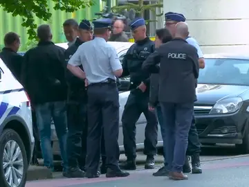 Un hombre ataca a un policía con un cuchillo en un parque de Bruselas Un hombre ataca a un policía con un cuchillo en un parque de Bruselas