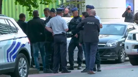 Un hombre ataca a un policía con un cuchillo en un parque de Bruselas Un hombre ataca a un policía con un cuchillo en un parque de Bruselas