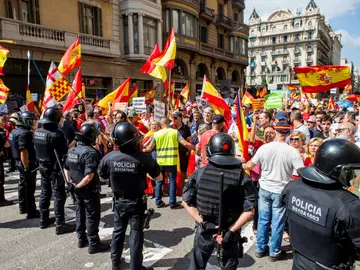 Mossos d'Esquadra impiden el paso a un grupo de personas hacia la plaza de Sant Jaume Mossos d'Esquadra impiden el paso a un grupo de personas hacia la plaza de Sant Jaume