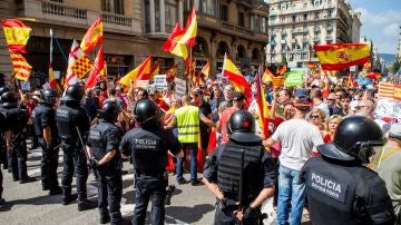 Mossos d'Esquadra impiden el paso a un grupo de personas hacia la plaza de Sant Jaume 