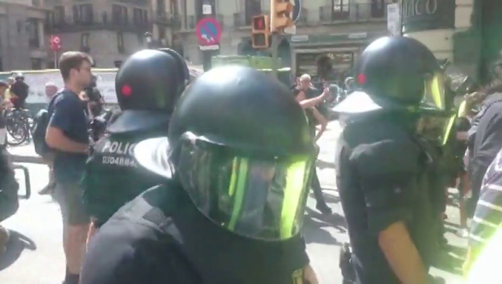 Las quejas de un manifestante a favor del uso del español ante los Mossos: "