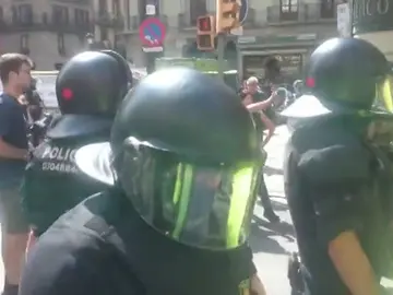 Las quejas de un manifestante a favor del uso del español ante los Mossos: " Las quejas de un manifestante a favor del uso del español ante los Mossos: "