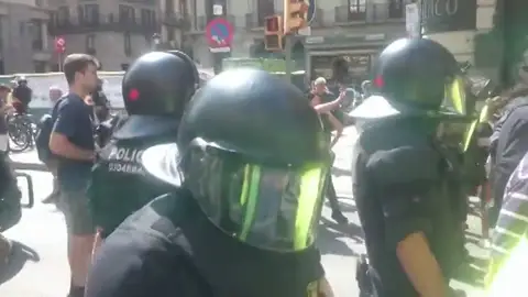 Las quejas de un manifestante a favor del uso del español ante los Mossos: " Las quejas de un manifestante a favor del uso del español ante los Mossos: "