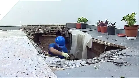 Una mujer resulta herida tras caer del ático al piso de abajo Una mujer resulta herida tras caer del ático al piso de abajo