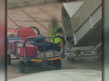 Graban como un operario del aeropuerto de Ibiza abre una maleta y roba un objeto de su interior