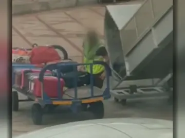 Graban como un operario del aeropuerto de Ibiza abre una maleta y roba un objeto de su interior Graban como un operario del aeropuerto de Ibiza abre una maleta y roba un objeto de su interior