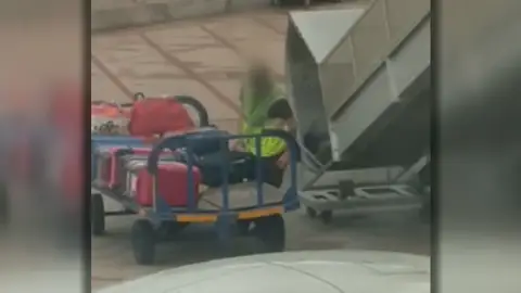 Graban como un operario del aeropuerto de Ibiza abre una maleta y roba un objeto de su interior Graban como un operario del aeropuerto de Ibiza abre una maleta y roba un objeto de su interior