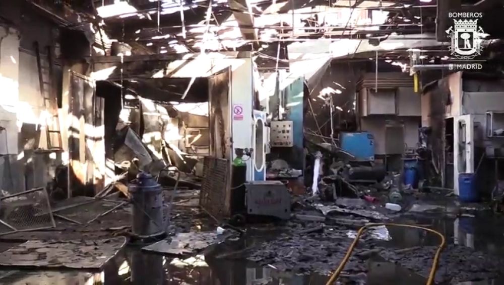 Diez intoxicados leves en el incendio de un taller mecánico en Usera