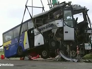 Una unidad especializada de Guardia Civil reconstruye el accidente en el que un autobús con 20 pasajeros resultó siniestrado