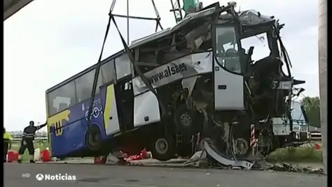 Una unidad especializada de Guardia Civil reconstruye el accidente en el que un autobús con 20 pasajeros resultó siniestrado Una unidad especializada de Guardia Civil reconstruye el accidente en el que un autobús con 20 pasajeros resultó siniestrado