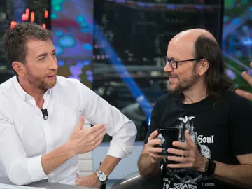 El divertido rifirrafe de Santiago Segura y Petancas en 'El Hormiguero 3.0' El divertido rifirrafe de Santiago Segura y Petancas en 'El Hormiguero 3.0'