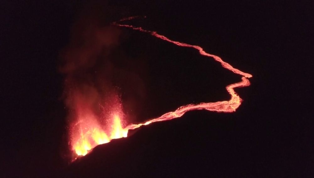 El volcán Piton de la Founiase en la isla Reunión de Francia entra en erupción por cuarta vez este año