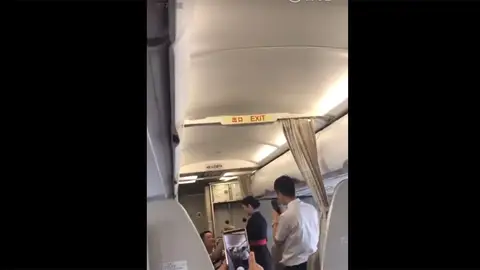 Petición de matrimonio a una azafata en pleno vuelo Petición de matrimonio a una azafata en pleno vuelo