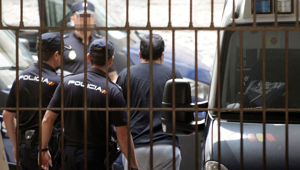 El detenido como presunto autor del asesinato de sus padres y hermano en Alicante