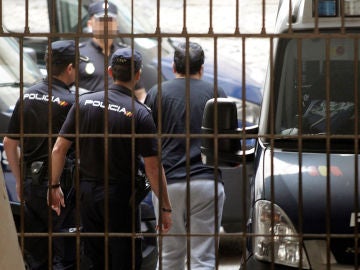 El detenido como presunto autor del asesinato de sus padres y hermano en Alicante