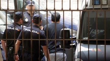 El detenido como presunto autor del asesinato de sus padres y hermano en Alicante