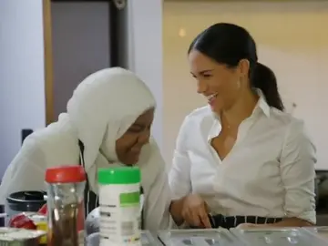 Meghan Markle escribe el prólogo de un libro de cocina para apoyar a las familias de los 72 fallecidos en la Torre Grenfell Meghan Markle escribe el prólogo de un libro de cocina para apoyar a las familias de los 72 fallecidos en la Torre Grenfell