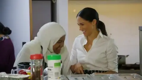 Meghan Markle escribe el prólogo de un libro de cocina para apoyar a las familias de los 72 fallecidos en la Torre Grenfell Meghan Markle escribe el prólogo de un libro de cocina para apoyar a las familias de los 72 fallecidos en la Torre Grenfell