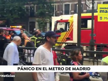 Nueve atendidos por crisis de ansiedad y tres intoxicación por la explosión un portátil en un vagón de Metro Nueve atendidos por crisis de ansiedad y tres intoxicación por la explosión un portátil en un vagón de Metro
