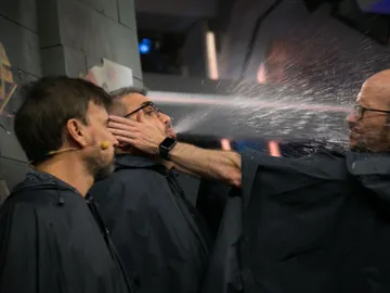 Santiago Segura, José Mota, Florentino Fernández y Pablo Motos juegan a '¿Quién tiene agua en la boca?' en 'El Hormiguero 3.0' Santiago Segura, José Mota, Florentino Fernández y Pablo Motos juegan a '¿Quién tiene agua en la boca?' en 'El Hormiguero 3.0'