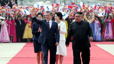 Kim Jong-un recibe a pie de pista a Moon Jae-in para la cumbre de Pionyang