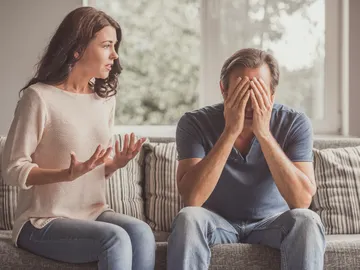 Pareja hablando Pareja hablando