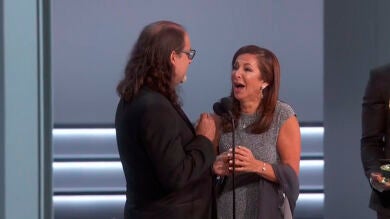 Un ganador de un Emmy 2018 le pide matrimonio a su novia en mitad de la gala