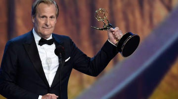 Jeff Daniels con su premio Emmy Jeff Daniels con su premio Emmy