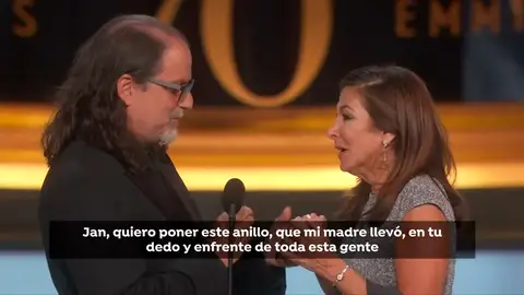 Un ganador de los Emmy le propone matrimonio a su pareja sobre el escenario Un ganador de los Emmy le propone matrimonio a su pareja sobre el escenario