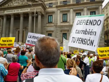 Los pensionistas "rodean" de nuevo el Congreso pese a que el pleno estaba reunido Los pensionistas "rodean" de nuevo el Congreso pese a que el pleno estaba reunido