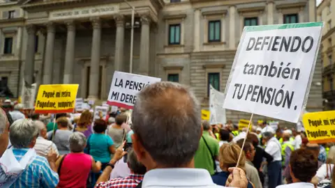 Los pensionistas "rodean" de nuevo el Congreso pese a que el pleno estaba reunido Los pensionistas "rodean" de nuevo el Congreso pese a que el pleno estaba reunido