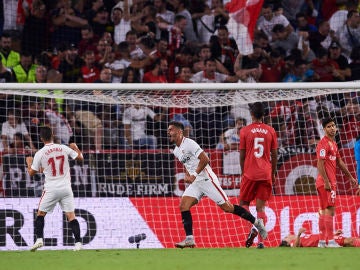 André Silva celebra uno de sus goles contra el Real Madrid