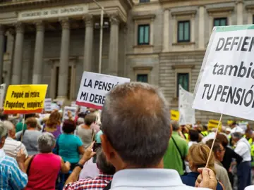 Noticias 2 Antena 3 (26-09-18) Principio de acuerdo para revalorizar las pensiones teniendo en cuenta el IPC Noticias 2 Antena 3 (26-09-18) Principio de acuerdo para revalorizar las pensiones teniendo en cuenta el IPC