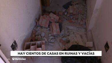 Cientos de casas destrozadas en Chozas de Canales, localidad toledana en la que los pisos subieron de 40.000 a 200.000 euros en la burbuja inmobiliaria