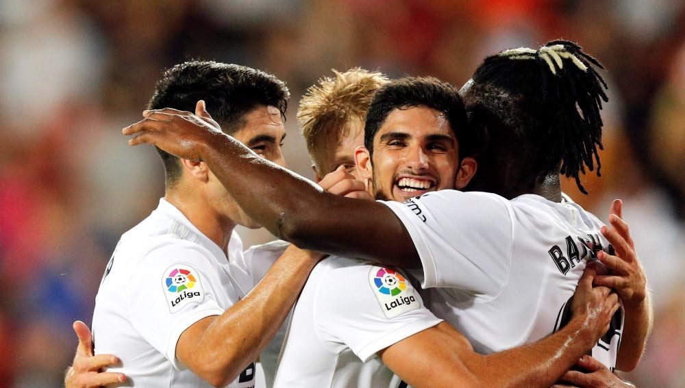 Los jugadores del Valencia celebran el gol de Batshuayi contra el Celta