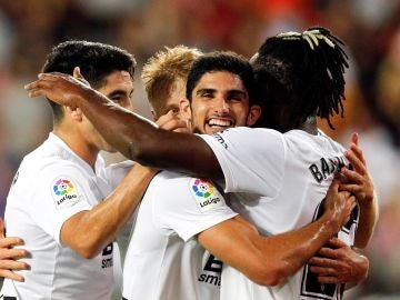 Los jugadores del Valencia celebran el gol de Batshuayi contra el Celta
