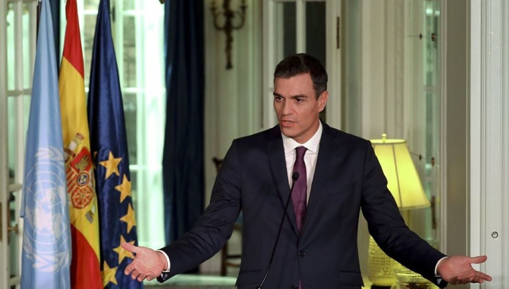 Imagen de Pedro Sánchez ante los medios